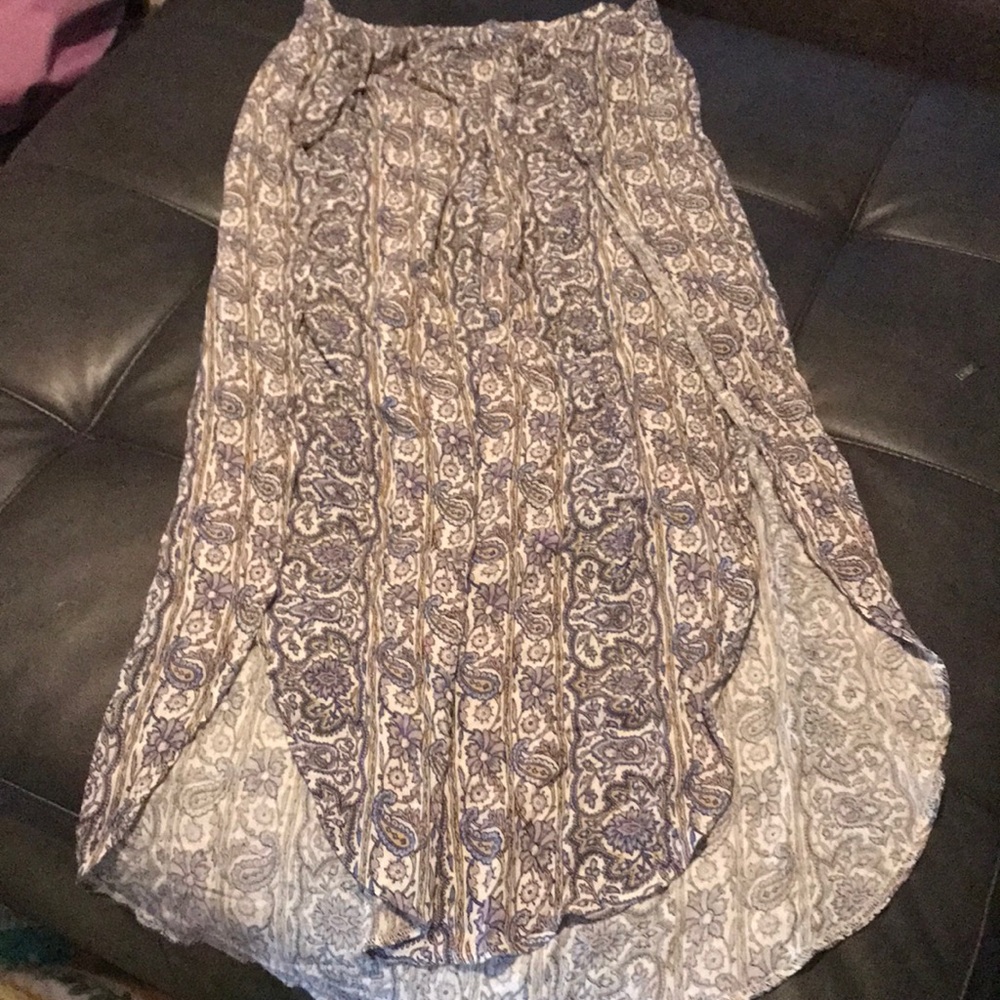 Flowy skirt with skits on both sides